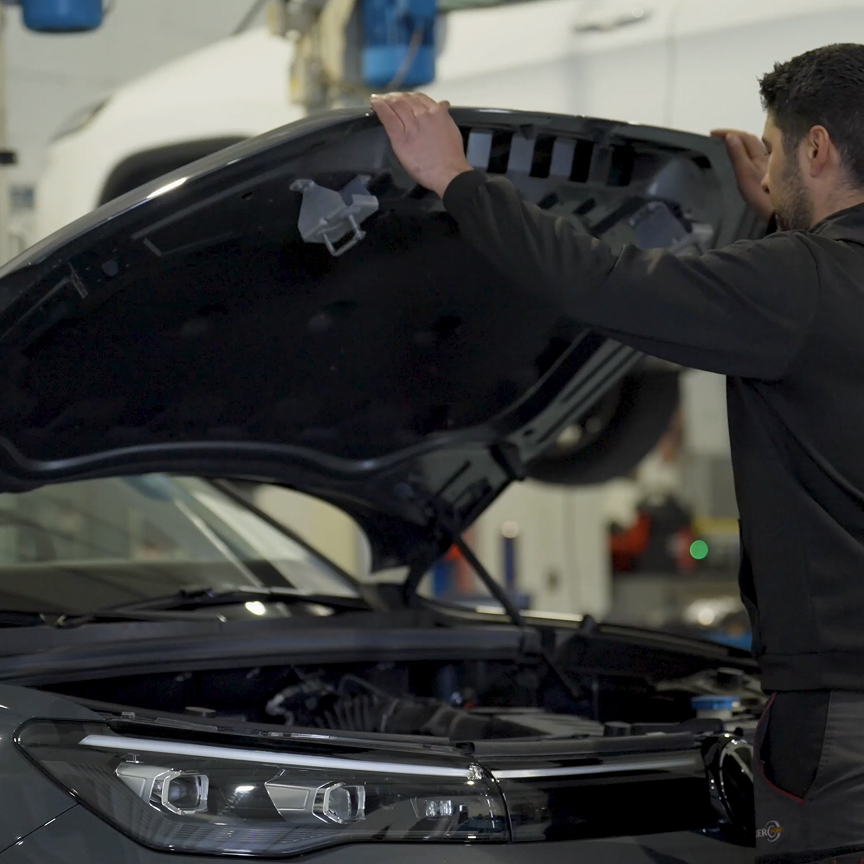 Meccanico al lavoro su un motore in officina